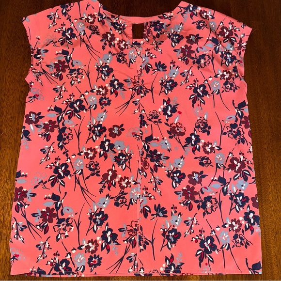 Abercrombie & Fitch Short Sleeve Salmon Pink Floral Blouse Slit Back Size Small - Picture 3 of 5